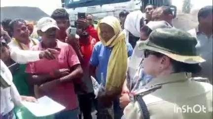 उदयपुर: ग्राम सालही के कोल प्रभावित ग्रामीणों ने खदान के अंदर घुसकर कोयला लोड वाहनों को रोका, पुलिस ने मामला कराया शांत
