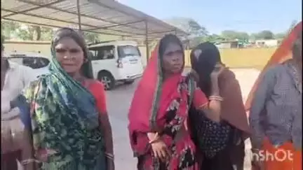 कराहल: करंट से बालक की मौत पर मुआवजे और जर्जर तार बदलने की मांग, बस्तीवासियों ने एसडीएम को सौंपा ज्ञापन