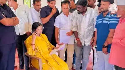 ಬೆಳಗಾವಿ: ನಗರದ ಗೃಹ ಕಚೇರಿಯಲ್ಲಿ ಸಾರ್ವಜನಿಕರ ಸಮಸ್ಯೆಗಳನ್ನು ಆಲಿಸಿ,ಕೆಲ ಸಮಸ್ಯೆಗಳಿಗೆ ಸ್ಥಳದಲ್ಲೇ ಪರಿಹಾರ ಸೂಚಿಸಿದ ಸಚಿವೆ ಲಕ್ಷ್ಮೀ ಹೆಬ್ಬಾಳಕರ