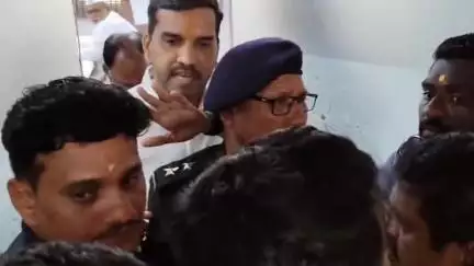 पंढरपूर: भक्तनिवास येथील श्री विठ्ठल रुक्मिणी मंदिर समितीच्या बैठकीत शिवक्रांती संघटनेचे अध्यक्ष दत्ता काळे यांनी घातला गोंधळ