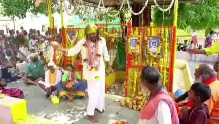 ಬಾಗಲಕೋಟೆ: ನಗರದಲ್ಲಿ ಶ್ರದ್ಧಾಭಕ್ತಿಗಳಿಂದ ಜರುಗಿದ ತಲೆಗೆ ತೆಂಗಿನಕಾಯಿ ಒಡೆದುಕೊಳ್ಳುವ ದಂಡಿನ ದುರ್ಗಾದೇವಿ ಜಾತ್ರೆ