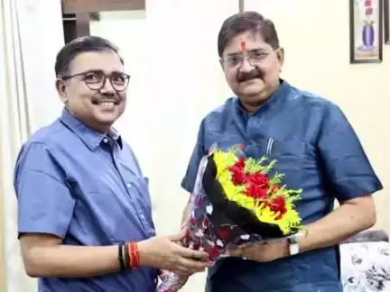 चास: बोकारो सर्किट हाउस में उपायुक्त ने विधायक राज सिंहा और शत्रुध्न महतो का गुलदस्ता देकर स्वागत किया