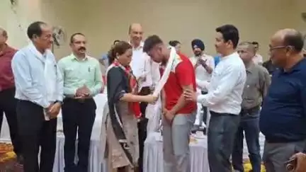 देहरादून: खेल मंत्री रेखा आर्य ने परेड ग्राउंड में राज्य स्तरीय जूनियर बालक एवं बालिका बॉक्सिंग प्रतियोगिता का शुभारंभ किया