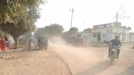 अमरिया: अमरिया क्षेत्र में ओवरलोड मिट्टी लेकर दौड़ रही ट्रैक्टर ट्रॉली ,उड़ती है धूल, बढ़ती है परेशानी #jansamasya