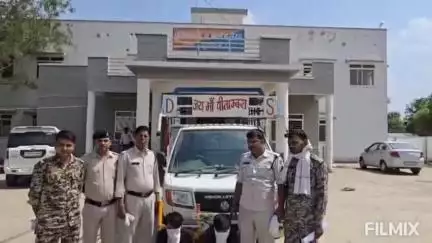 मुरैना: माताबसैया थाना पुलिस ने लूट के मामले में दो इनामी आरोपियों को अलग-अलग जगह से किया गिरफ्तार, घटना में प्रयुक्त वाहन बरामद