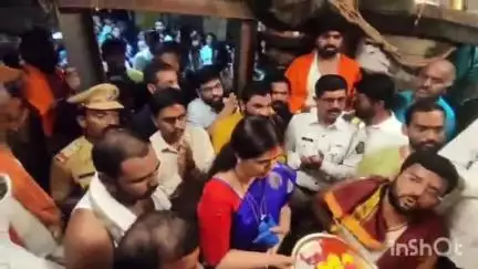 तुळजापूर: स्वागतासाठी हार नको,तर आकरा कापडी पिशव्या द्या:पर्यावरण मंत्री पंकजा मुंडे यांचे आवाहन