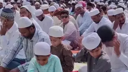 नगर: बारा इमाम कुठला येथे बकरी ईद उत्साहात साजरी शांतता आणि सामाजिक सलोख्यासाठी प्रार्थना