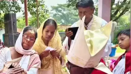 बसिया: संत आना चर्च कोनबीर नवा टोली में 530 बच्चों को समारोह में दिलाया गया संस्कार