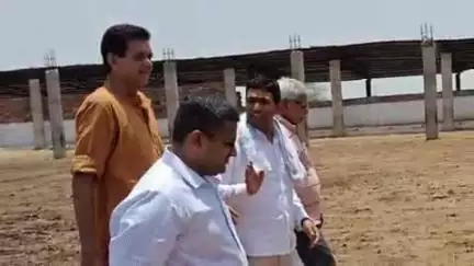 करौली: वंदे गंगा जल संरक्षण जन अभियान के तहत DM ने ठेकरा गौशाला में की साफ-सफाई, पौधारोपण एवं गौ पूजन कर खिलाया चारा