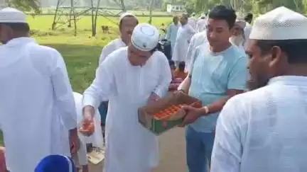 ডেবরা: চককুমার একাকায় মসজিদে নামাজ পড়ে ১ হাজার লাড্ডু বিতরন করে ঈদের শুভেচ্ছা জানালেন ডেবরা বিধানসভার ড: হুমায়ুন কবীর