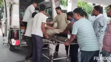 मुरैना: लालौर रेलवे फाटक के पास कंटेनर ने बाइक को मारी टक्कर, युवक उपचार के बाद रेफर