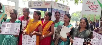 जमुई: शनिवार को सदर प्रखंड के अगहरा बरबट्टा गांव में महिला संवाद कार्यक्रम का आयोजन हुआ