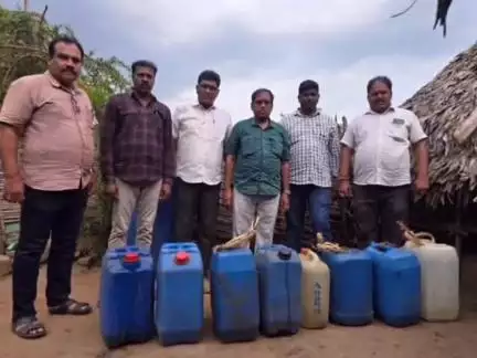 పాముగండి గ్రామంలో 180 లీటర్ల సారా పట్టివేత, ఇద్దరు వ్యక్తుల అరెస్టు