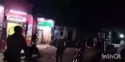 सोहागपुर: परमट के पास खुले में शराब पी रहे लोगों को कोतवाली टीआई ने लगाई फटकार