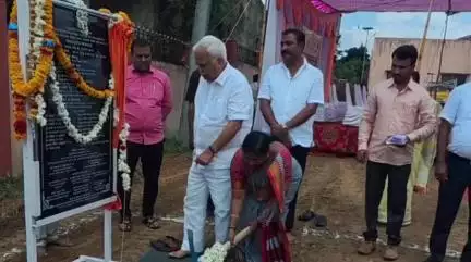 ಹಳಿಯಾಳ: ಶಾಸಕ ಆರ್.ವಿ.ದೇಶಪಾಂಡೆಯರಿಂದ ಮೆಟ್ರಿಕ್ ನಂತರದ ಬಾಲಕಿಯರ ವಿದ್ಯಾರ್ಥಿ ನಿಲಯದ ಕಟ್ಟಡ ಕಾಮಗಾರಿಗೆ ಭೂಮಿ ಪೂಜೆ