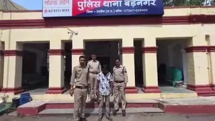बड़नगर: ज़हरीली अवैध शराब के साथ आरोपी गिरफ्तार, मारपीट के एक अन्य मामले में पिछले 10 माह से था फरार