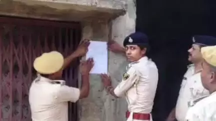 परसौनी: परसौनी थाना क्षेत्र: हत्याकांड के आरोपी के घर पुलिस ने चिपकाए इस्तेहार
