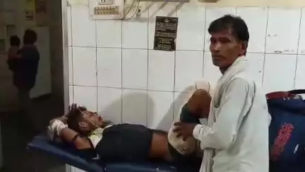 मिश्रिख: बनिया मऊ मार्ग पर सड़क पर जा रहे युवक को तेज रफ्तार बाइक ने मारी जोरदार टक्कर, दो लोग हुए घायल