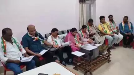 सक्ती में कांग्रेस की प्रेस वार्ता, तखतपुर की पूर्व विधायक ने कहा- युक्तियुक्तकरण शिक्षा और रोजगार विरोधी निर्णय है
