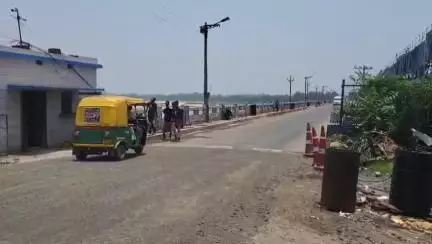 ফরিদপুর দুর্গাপুর: ব্যারেজের উপরের রাস্তা ৭ ইঞ্চি কংক্রিট ভেঙে মেস্ট্রিকের রাস্তা , বড়জোড়া বিধায়ক বলেন সময়সীমার মধ্যে কাজ শেষ হয়ে যাবে