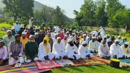 दारू: दारू प्रखंड क्षेत्र में बकरीद अकीदत और भाईचारे के साथ मनाई गई, ईदगाहों में उमड़ा जनसैलाब