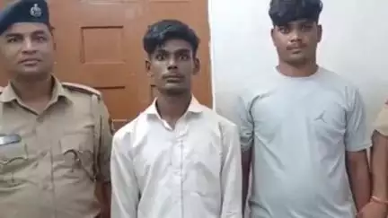 પારડી: ઉદવાડા રેલવે સ્ટેશનના ગેટ પાસેથી બે ઈસમોને 2,71,804 રૂપિયાના દારૂના જથ્થા સાથે ઝડપી પાડ્યા એક મહિલા વોન્ટેડ