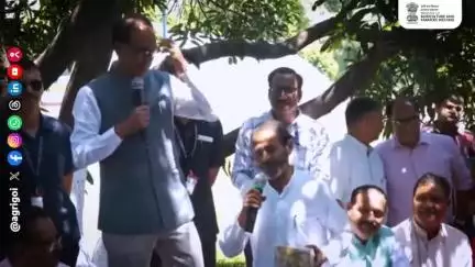 माननीय केंद्रीय कृषि मंत्री ने जैविक विधि से कटहल उगाने वाले किसान से संवाद कर खेती के लाभ जाने। #ViksitKrishi"