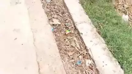 सीतापुर: अकबरपुर गांव में लंबे समय से नहीं हुई नालियों की साफ सफाई भरी पड़ी हुई गंदगी गांव वालों ने लगाया आरोप #jansamsaya