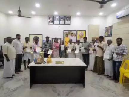 శింగనమల: సింగనమల ఎమ్మెల్యే క్యాంపు కార్యాలయంలో ఎమ్మెల్యే బండారు శ్రావణి సీఎం రిలీఫ్ అండ్ చెక్కులను పంపిణీ 9,37, 003