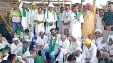 हिसार: रामायण टोल प्लाजा पर किसानों की पंचायत, खेड़ी चौपटा मुकदमे वापसी की मांग, DSP और SDM मिलने पहुंचे
