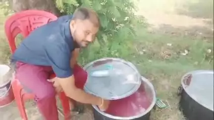 नौगावां सादात: नौगावां क्षेत्र के गांव गजस्थल स्थित मां काली देवी मंदिर की कमेटी ने किया विशाल वितरण कार्यक्रम का आयोजन