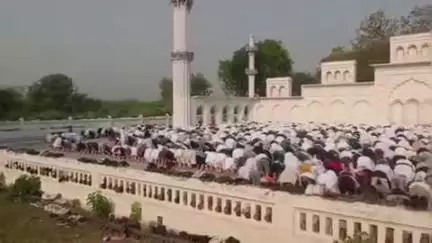 लालगंज: लालगंज क्षेत्र में शांतिपूर्ण ढंग से संपन्न हुई ईदगाहों व मस्जिदों में नमाज, चप्पे-चप्पे पर तैनात रहे पुलिस के जवान