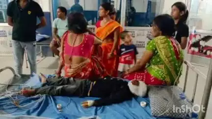 कोटवा: कोटवा के दीपउ मोड़ के पास एनएच पर बाइक दुर्घटना में दम्पति सहित 2 बच्चे घायल, इलाज के लिए अस्पताल में भर्ती कराया गया