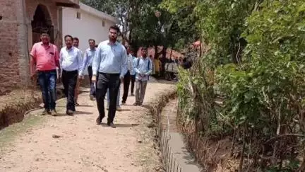 मंडला: सीईओ श्रेयांस कूमट ने ग्राम भीमडोंगरी में नाली निर्माण कार्य का किया निरीक्षण