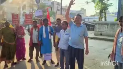खगड़िया: मछली भवन रोड से सीपीआईएम कार्यकर्ताओं ने निकाला विरोध मार्च