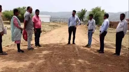 मंडला: जिले के ग्राम खालौड़ी में सीईओ जिला पंचायत ने ग्रेवल सड़क निर्माण कार्य का निरीक्षण किया, आवश्यक निर्देश दिए