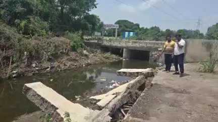 नगर: पावसामुळे नुकसान झालेल्या केडगाव अमरधाम आंबेडकर भावनांची आयुक्तांकडून पाहणी