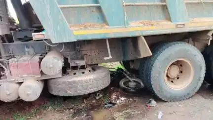 महासमुंद: बेलसोंडा रेलवे फाटक के पास दर्दनाक सड़क हादसा, रेत से भरी हाईवा ने एक युवक की जान ली, गंभीर रूप से घायल युवती