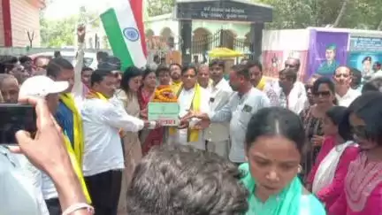 ଅମ୍ବାଭୋନା: ରେଜାଙ୍ଗାଲା ସହିଦ ମାଟିର ଦେଶବ୍ୟାପି କଲସଯାତ୍ରା ଅବସରରେ  ଆଜି ବରଗଡରେ ଆୟୋଜିତ କାର୍ଯ୍ୟକ୍ରମରେ ଯୋଗଦେଲେ ଅମ୍ବାଭୋନା  ଯାଦବ ସମାଜ ଉପ-ସଭାପତି