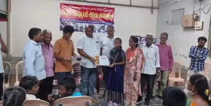 ప్రత్తిపాడు: నగరంలో ముగిసిన కంప్యూటర్ శిక్షణ తరగతులు: విద్యార్థులకు సర్టిఫికెట్స్ అందజేసిన సిపిఎం నగర కార్యదర్శి కె. నళినీకాంత్