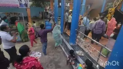 विदिशा नगर: विदिशा: बेतवा घाट स्थित शनि मंदिर में उमड़ी भक्तों की भीड़, दर्शन का मिला लाभ
