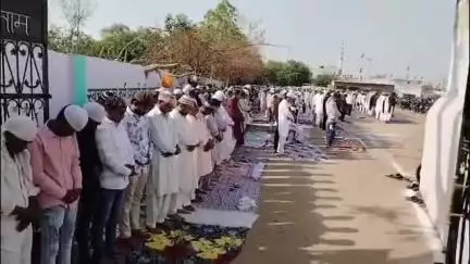 मुरैना नगर: ईदगाह में नमाज अदा कर मुस्लिम भाइयों ने अमन-चैन की दुआ मांगी, एक दूसरे को दी मुबारकबाद