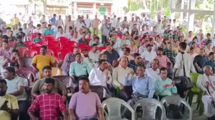 পূব ডিব্ৰুগড়: জালান চাহ বাগিচাৰ মাজেৰে হিলৈধাৰী AMCH সংযোগী মূল পথচোৱা বন্ধৰ বিৰোধীতাৰে হিলৈধাৰীত সহস্ৰাধিক লোকৰ উপস্থিতিত ৰাজহুৱা সভা