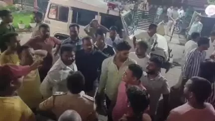 धनबाद/केंदुआडीह: शहर के प्रभातम मॉल में पार्किंग को लेकर सांसद ढुल्लू महतो के समर्थक और कांग्रेस नेता के पुत्रों में भिड़ंत, हंगामा