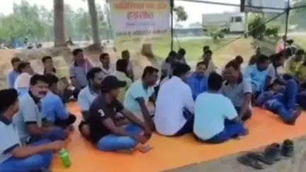 रायगढ़: रायगढ़ में अडानी कम्पनी के खिलाफ़ वर्कर्स की हड़ताल पांचवे दिन भी जारी, धरना जारी