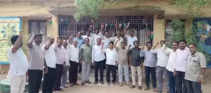 కనిగిరి: పట్టణంలోని ఎంఈఓ కార్యాలయం ఎదుట ఉపాధ్యాయ సంఘాల ధర్నా, ఉపాధ్యాయుల బదిలీల్లో వెబ్ కౌన్సిలింగ్ రద్దు చేయాలని డిమాండ్