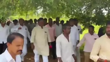 రాజేంద్రనగర్: తమ భూమిలో గోశాల ఏర్పాటు చేయని ప్రభుత్వం నిర్ణయిస్తున్నందున ఎంకేపల్లి లో  రైతుల ఆందోళన