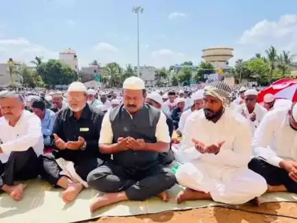 ಹಾನಗಲ್: ತಾಲೂಕಿನಲ್ಲಿ ಸಂಭ್ರಮದಿಂದ ಜರುಗಿದ ಬಕ್ರೀದ್ ಆಚರಣೆ ನಗರದಲ್ಲಿ ಸಾಮೂಹಿಕ ಪ್ರಾರ್ಥನೆ ಸಲ್ಲಿಸಿದ ಜನತೆ
