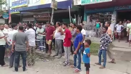 ঢেকিয়াজুলি ভাগ: নিজৰ জন্মদাতা পিতৃক নিৰ্মমভাৱে প্ৰহাৰ কৰা পুত্ৰক ঢেকীয়াজুলিৰ পৰা ধৰি আৰক্ষীক গতাই দিয়ে কেইবাটাও হিন্দুত্ববাদী সংগঠনে