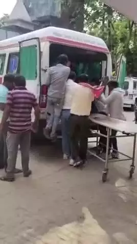 लंभुआ: अज्ञात वाहन की टक्कर से बाइक सवार युवक घायल, सीएचसी प्रतापपुर कमैचा में प्राथमिक उपचार के बाद जिला अस्पताल रेफर
